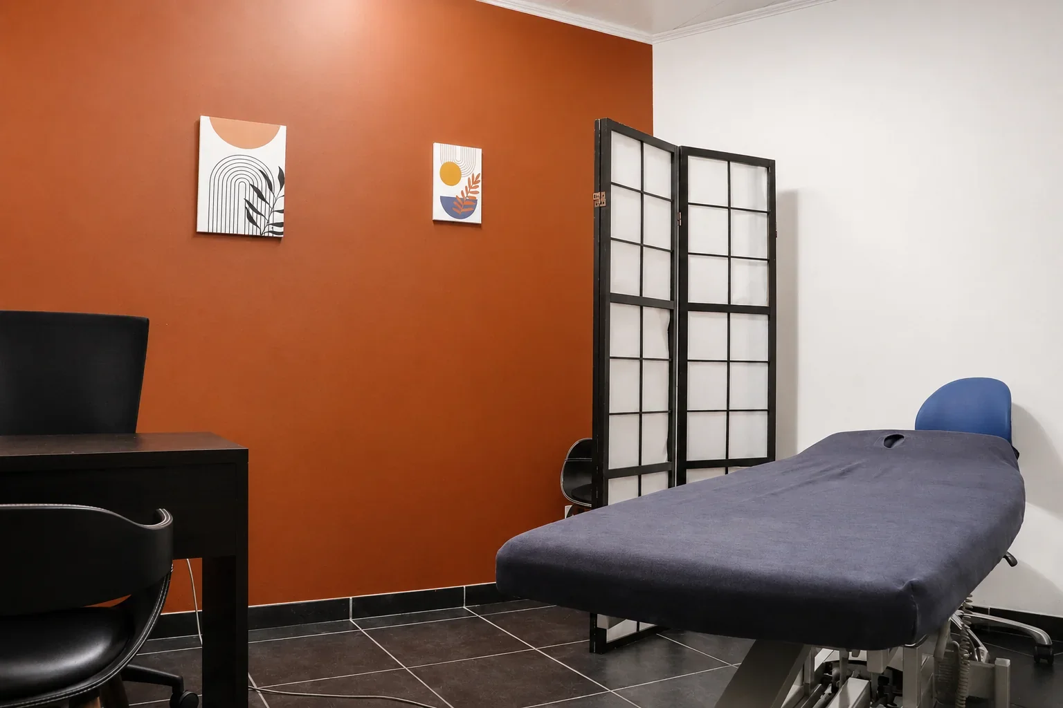 Local d’ostéopathie et de nutrition avec bureau et table de consultation
