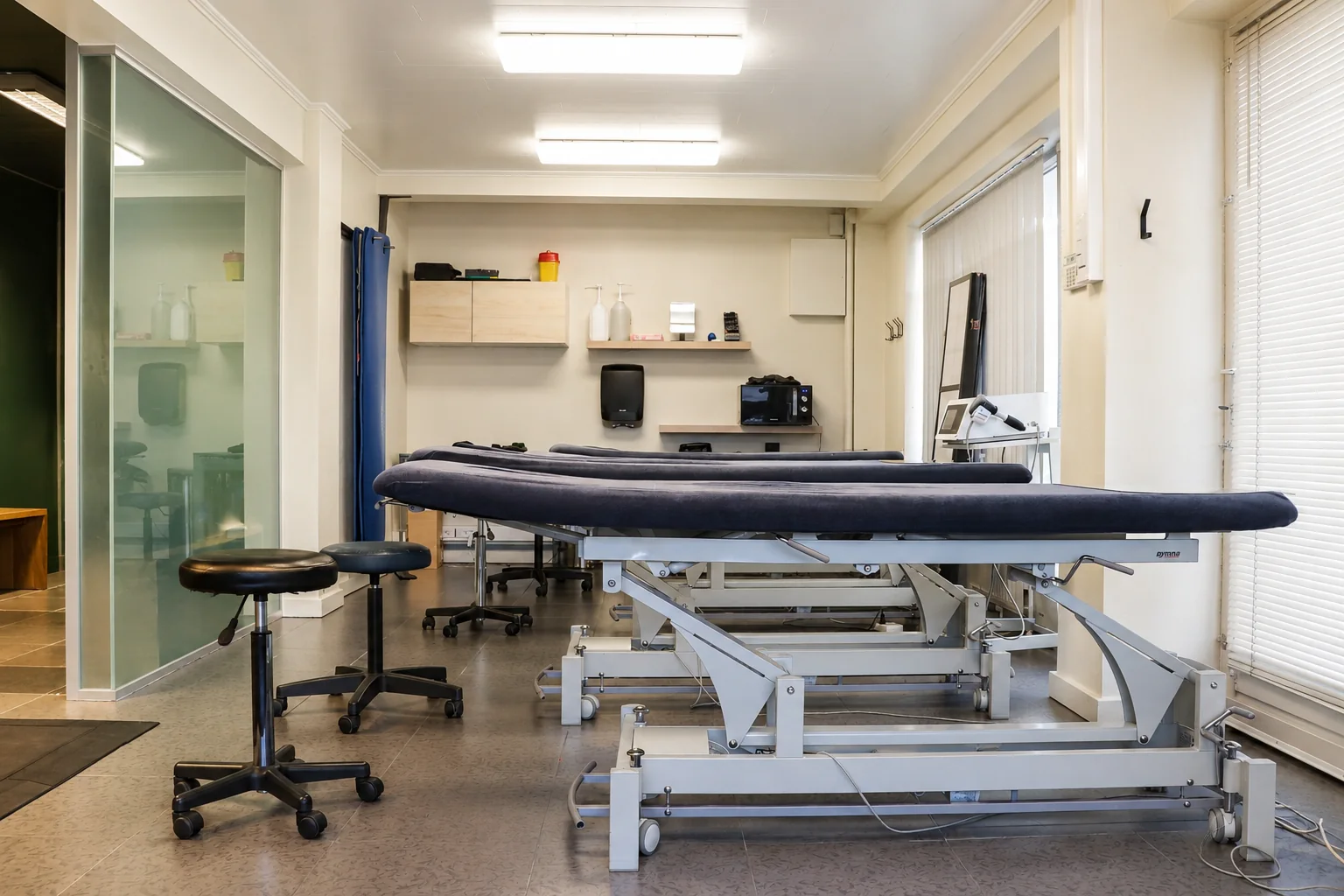 Salle de kinésithérapie et tables de soins du centre