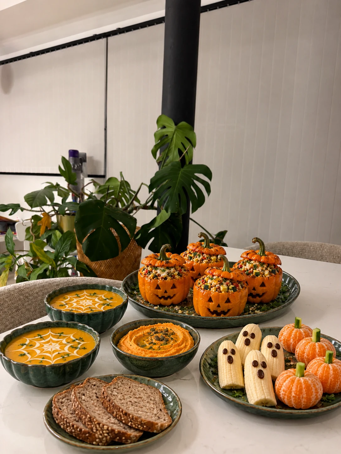 Menu d’Halloween présenté sur une table : poivrons farcis, velouté, houmous et fruits décorés