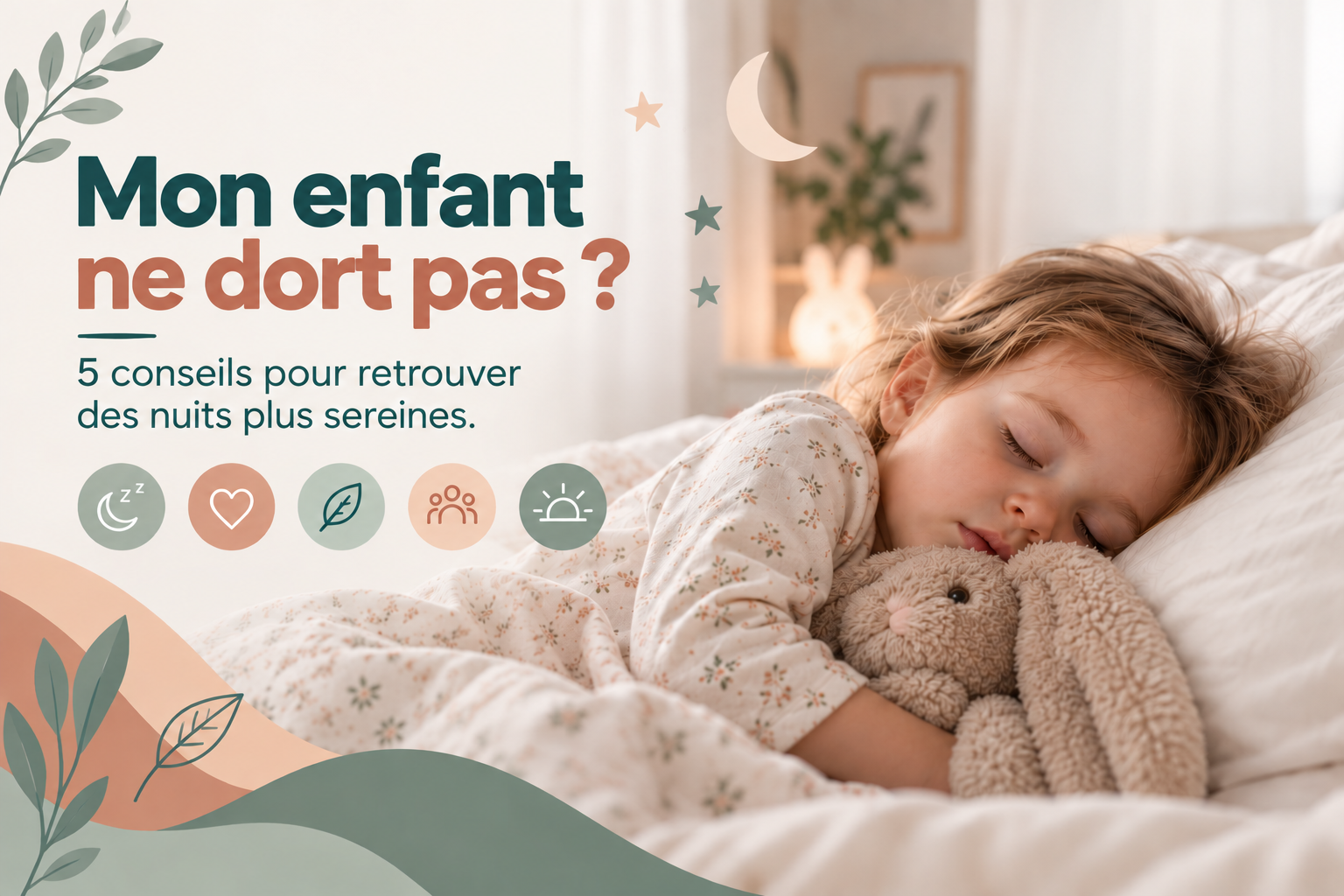 Jeune enfant endormi avec son doudou, illustration des cinq conseils pour des nuits plus sereines